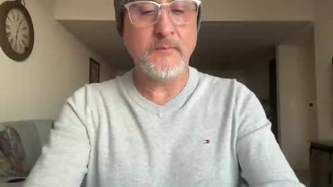 QS - INDEPENDENT MODEL online show from 03.12.25