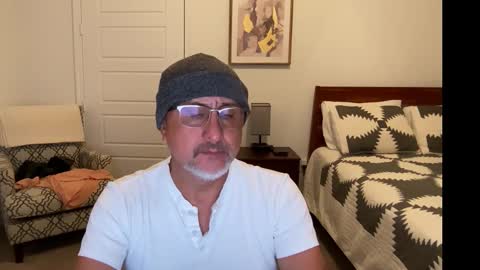 QS - INDEPENDENT MODEL online show from 10.26.25