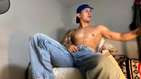 Snapshot of latinweekend chatting on 02.15.26 latinweekend online show from 02.15.26