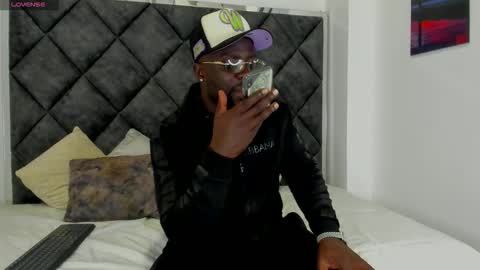 Snapshot of latrellx7 chatting on 09.17.25 LEANDRO online show from 09.17.25