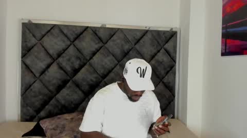 Snapshot of latrellx7 chatting on 10.01.25 LEANDRO online show from 10.01.25