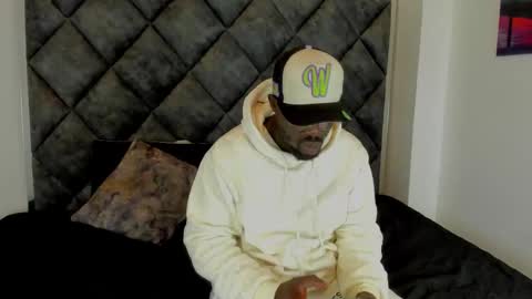 Snapshot of latrellx7 chatting on 10.02.25 LEANDRO online show from 10.02.25