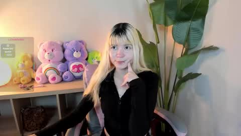 laukyubey1 online show from 10.21.25