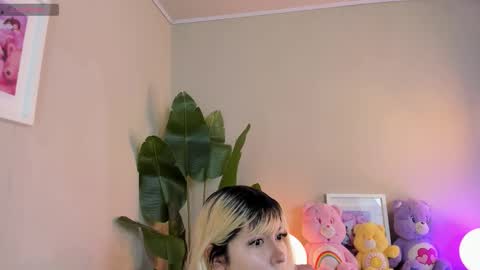 laukyubey1 online show from 12.15.25