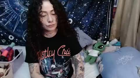 Snapshot of laura_anal_ chatting on 12.10.24 Wen online show from 12.10.24