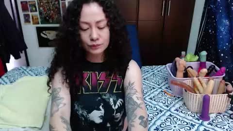 Snapshot of laura_anal_ chatting on 09.17.25 Wen online show from 09.17.25