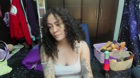 Snapshot of laura_anal_ chatting on 11.08.25 Wen online show from 11.08.25