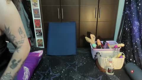 Snapshot of laura_anal_ chatting on 11.12.25 Wen online show from 11.12.25