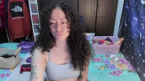 Snapshot of laura_anal_ chatting on 12.02.25 Wen online show from 12.02.25