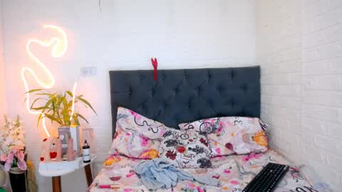 LAURA online show from 04.10.26