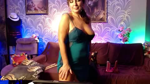 Snapshot of laurabenz chatting on 12.15.24 Laura online show from 12.15.24