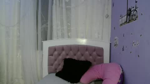 Snapshot of lauracb_ chatting on 01.12.25 lauracb online show from 01.12.25