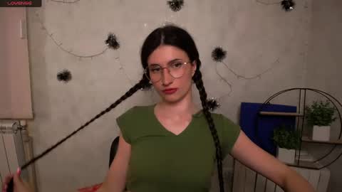 Snapshot of lauradre_ chatting on 04.23.26 Laura online show from 04.23.26