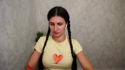 Snapshot of lauradre_ chatting on 06.24.26 Laura online show from 06.24.26