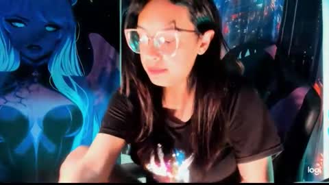 Snapshot of lauraohana chatting on 12.03.25 lauraohana online show from 12.03.25