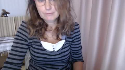 Lauraoven1 online show from 10.17.25