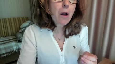 Snapshot of lauraoven1 chatting on 05.25.26 Lauraoven1 online show from 05.25.26