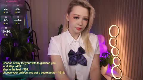 Snapshot of laurawifeness chatting on 10.02.25 Laura online show from 10.02.25