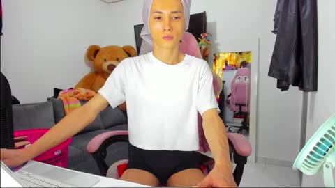 Snapshot of laurencesophiets chatting on 04.22.26 SF online show from 04.22.26