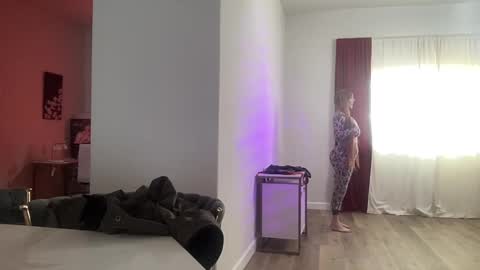 Lauren Phillips online show from 01.27.25