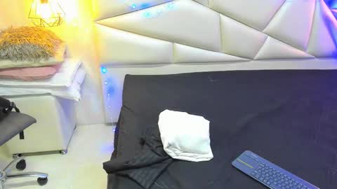 Laurent online show from 12.23.25