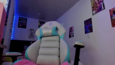 Snapshot of lauryn_muller_ chatting on 03.11.25 Lau online show from 03.11.25