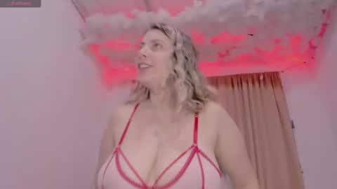 Snapshot of lauu_g chatting on 01.12.25 Lauu G online show from 01.12.25