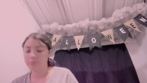 Snapshot of lauu_g chatting on 10.21.25 Lauu G online show from 10.21.25