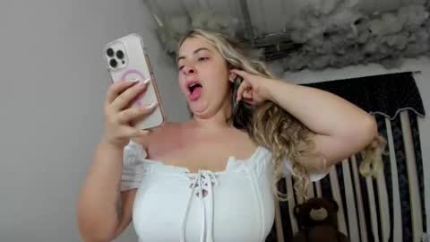 Snapshot of lauu_g chatting on 02.04.26 Lauu G online show from 02.04.26