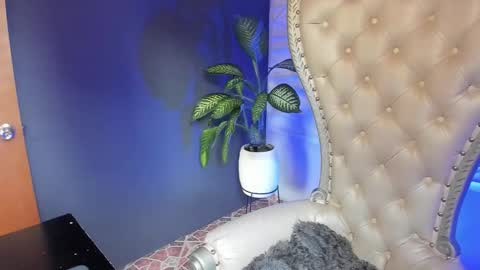 Layla online show from 11.11.25