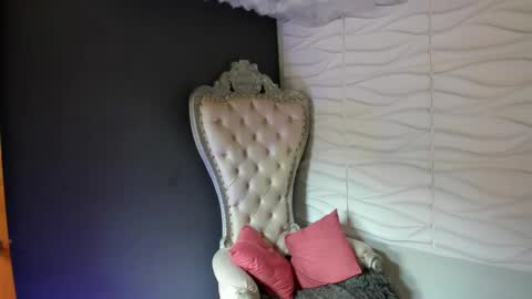 Layla online show from 04.10.26