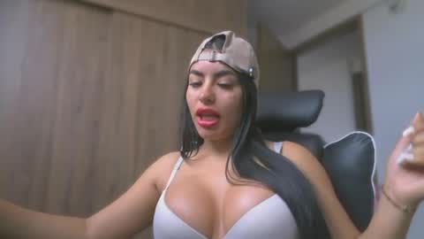 Snapshot of layla_nicols chatting on 05.27.26 Layla online show from 05.27.26