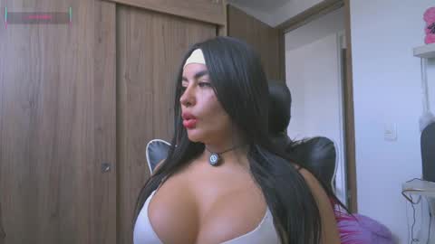 Snapshot of layla_nicols chatting on 06.06.26 Layla online show from 06.06.26