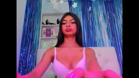 Snapshot of laylahotl chatting on 10.06.25 Layla online show from 10.06.25