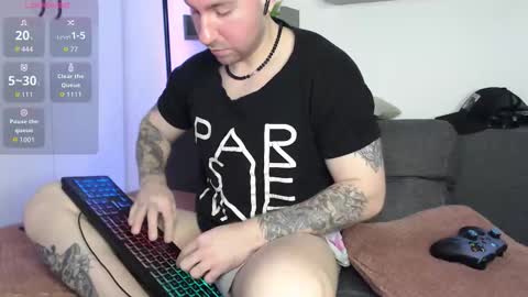 Snapshot of lazar_angels chatting on 11.28.25 Laz online show from 11.28.25