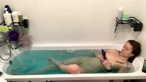 Snapshot of lazy_dazzy chatting on 10.04.25 lazy_dazzy online show from 10.04.25