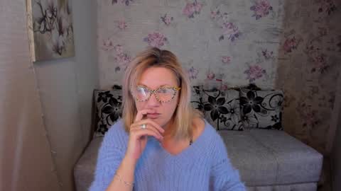 Snapshot of lea_fruit chatting on 12.30.24 Lea online show from 12.30.24