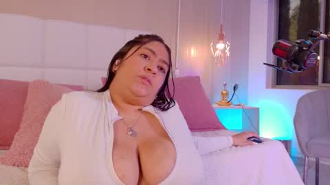 Snapshot of leah_bensoon chatting on 10.06.25 Leah online show from 10.06.25