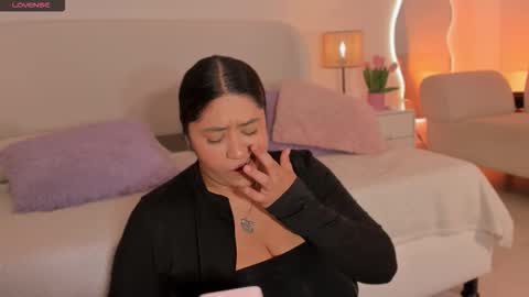 Snapshot of leah_bensoon chatting on 10.25.25 Leah online show from 10.25.25