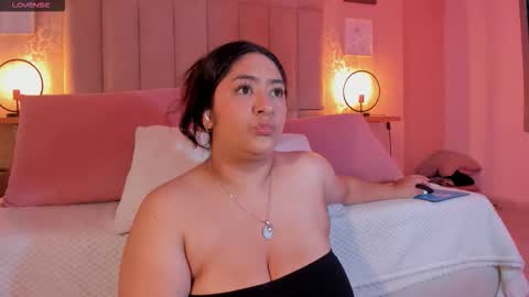 Snapshot of leah_bensoon chatting on 11.13.25 Leah online show from 11.13.25