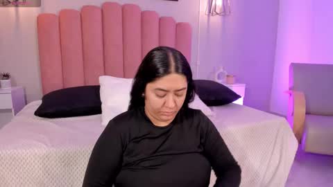 Snapshot of leah_bensoon chatting on 11.17.25 Leah online show from 11.17.25