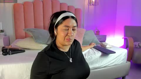 Snapshot of leah_bensoon chatting on 11.24.25 Leah online show from 11.24.25