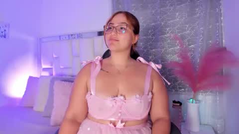 Snapshot of leahbarker chatting on 05.27.26 Leah online show from 05.27.26