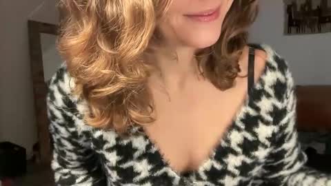 Leah Sparkles online show from 12.17.25