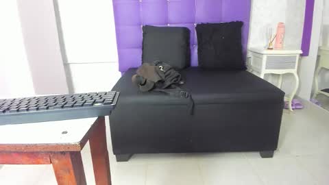 leamoreau__ online show from 11.04.25