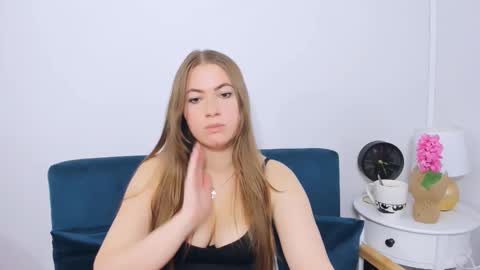 Snapshot of leaslim chatting on 11.07.25 Lea online show from 11.07.25