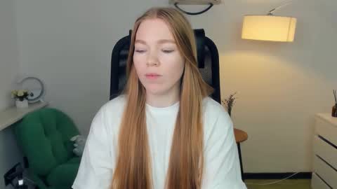 Snapshot of ledacopus chatting on 11.23.25 Lilly online show from 11.23.25