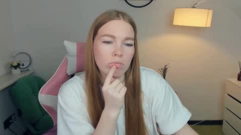 Snapshot of ledacopus chatting on 11.24.25 Lilly online show from 11.24.25