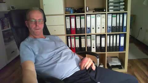 Snapshot of lefti27 chatting on 10.11.25 Dave online show from 10.11.25