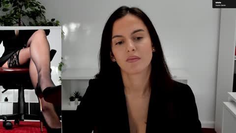 Elle  online show from 10.21.25